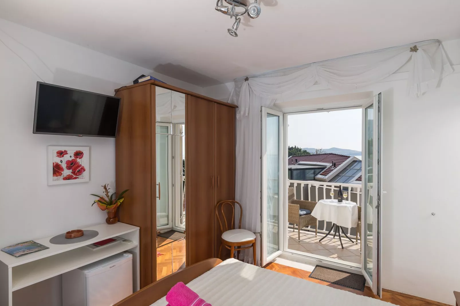 Rooms Tupina by Paulina - Superior Double Room with Balcony and Sea View (Room 2)-Bedroom
