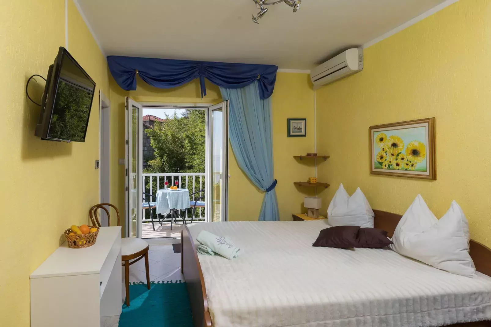 Rooms Tupina by Paulina - Standard Double Room with Balcony and Sea View (Room 3)-Bedroom