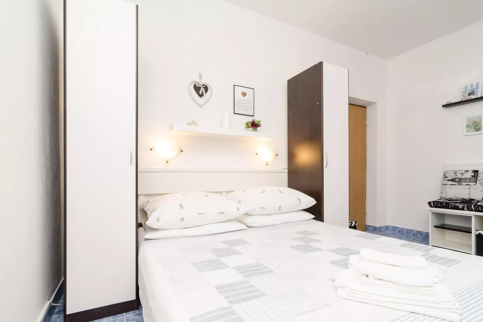 Apartments Vera - One-Bedroom Apartment with Terrace and Sea View (Rea)-Bedroom