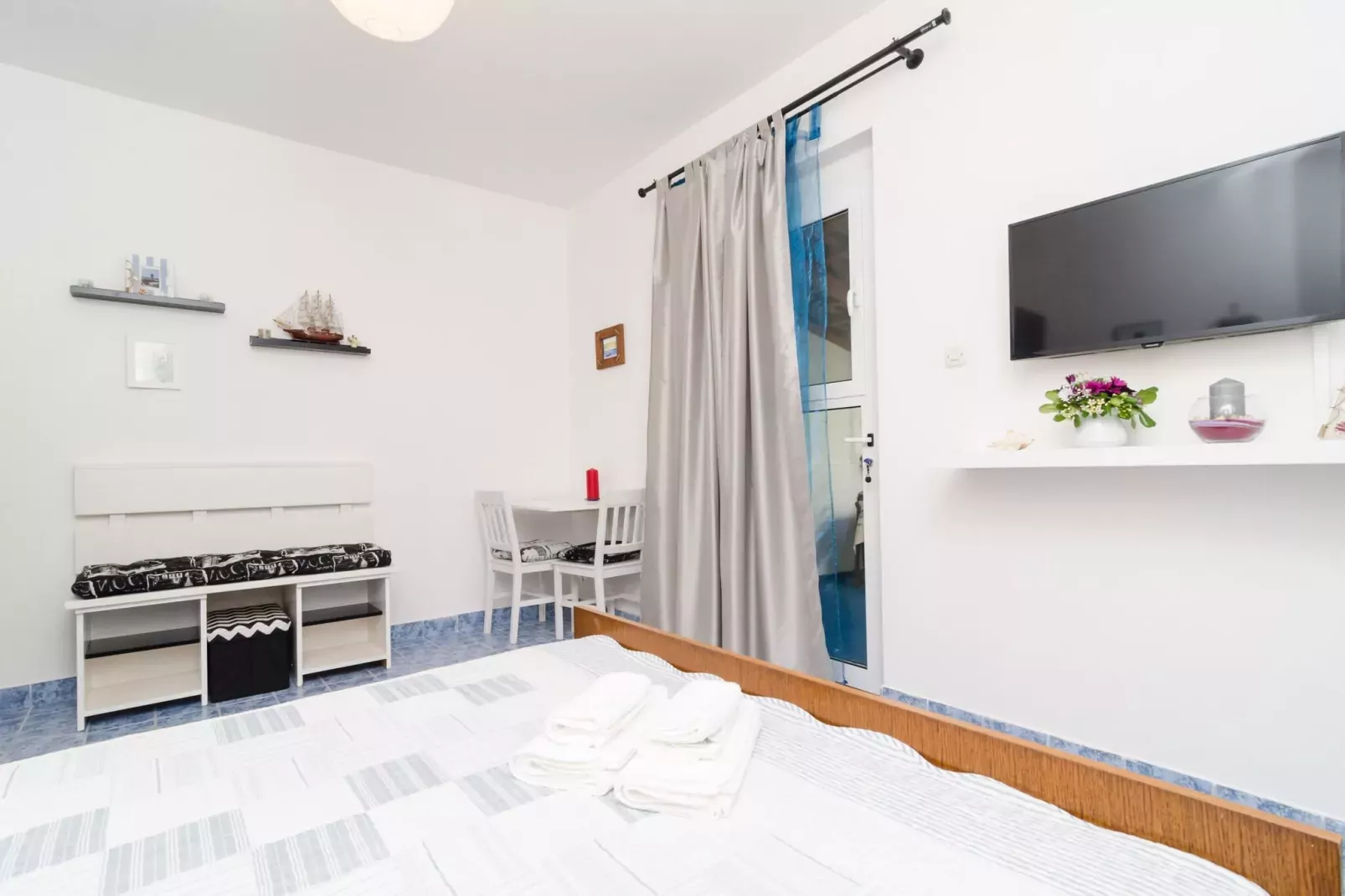 Apartments Vera - One-Bedroom Apartment with Terrace and Sea View (Rea)-Bedroom