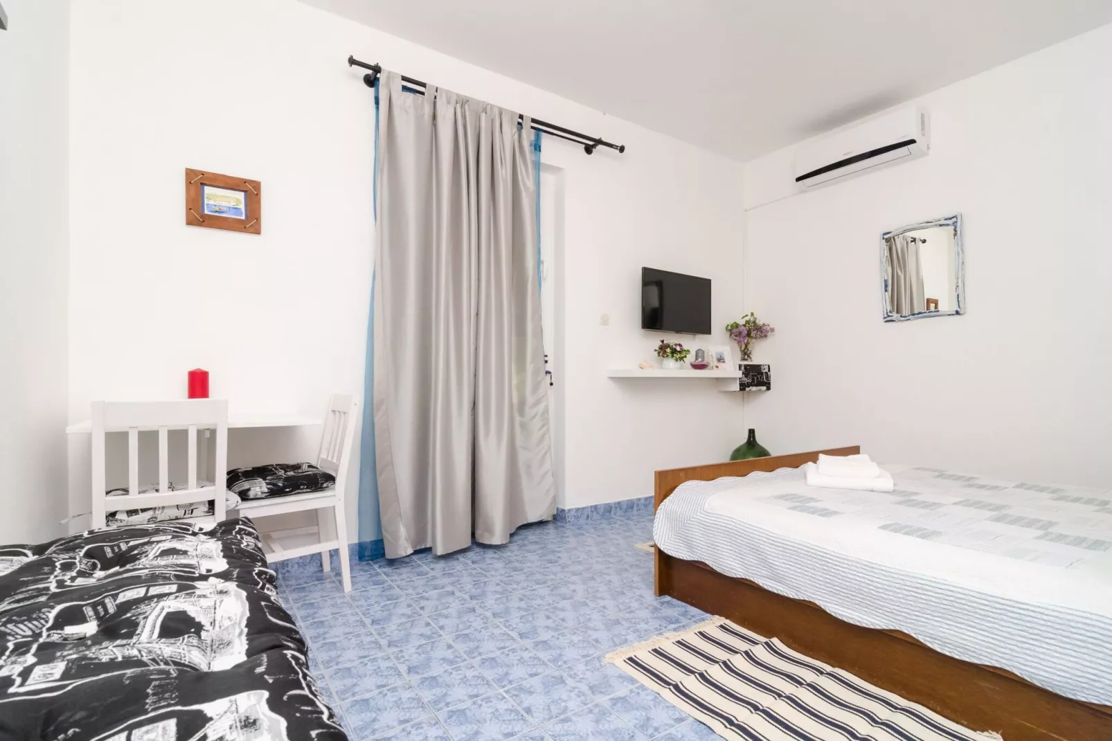 Apartments Vera - One-Bedroom Apartment with Terrace and Sea View (Rea)-Bedroom