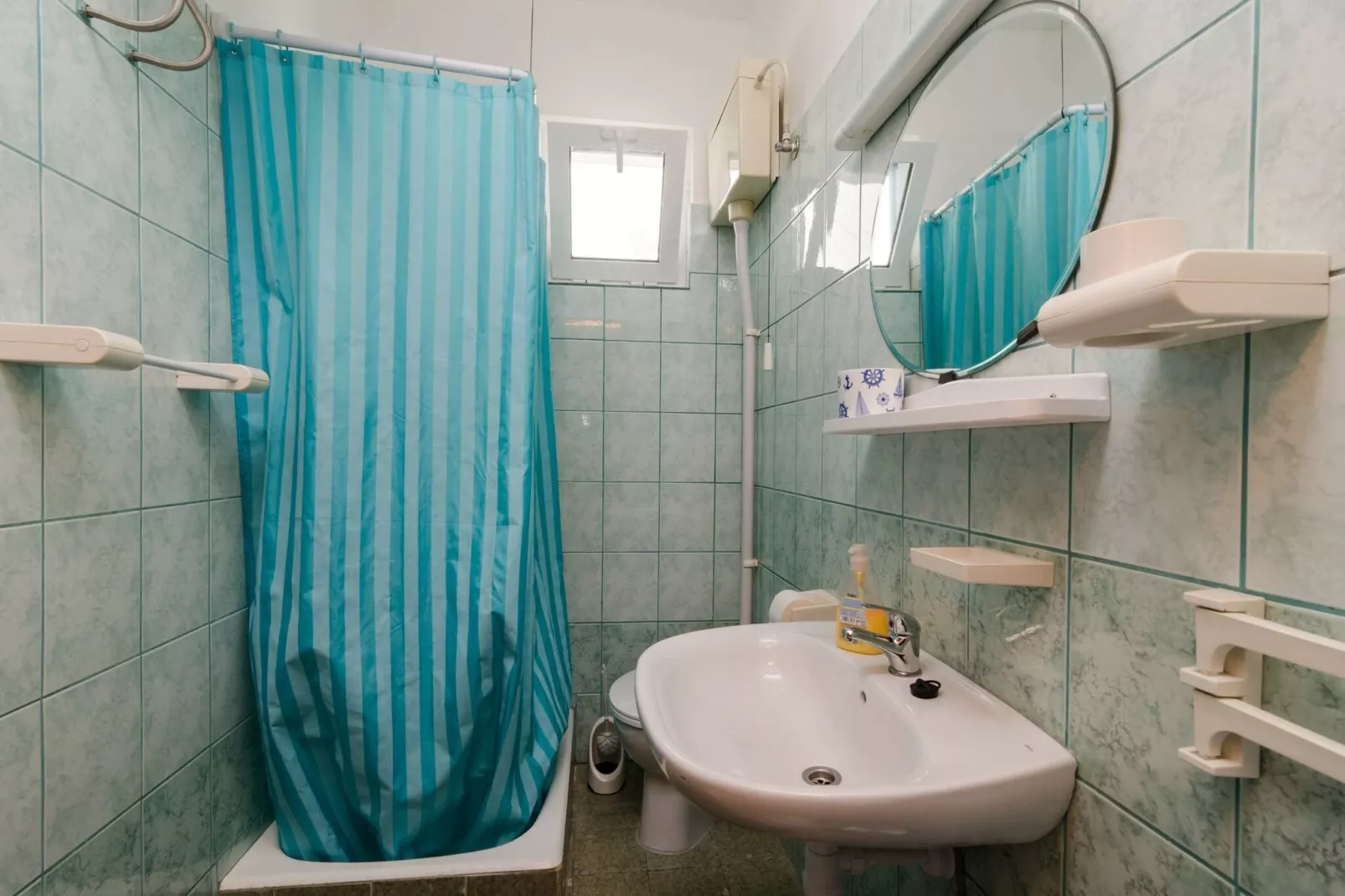 Apartments Vera - One-Bedroom Apartment with Terrace and Sea View (Rea)-Bathroom