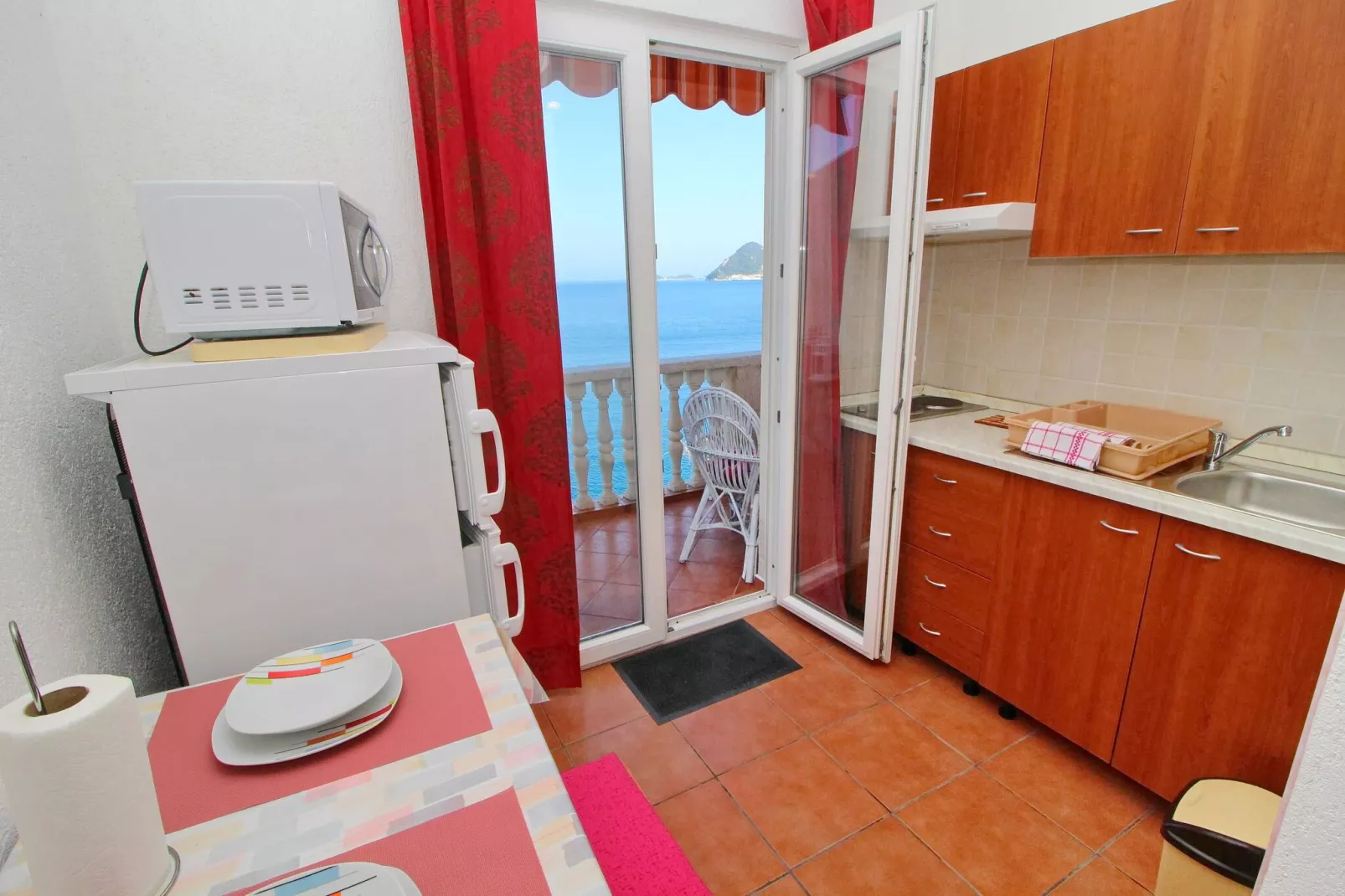 Apartments Filipović - One-Bedroom Apartment with Balcony and Sea View (A1)-Kitchen