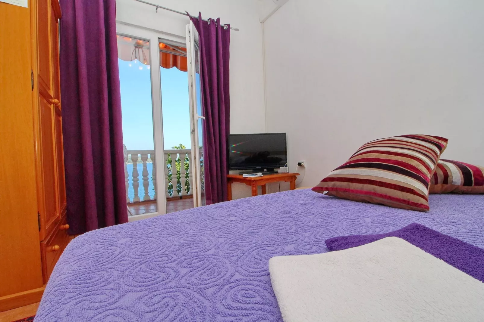 Apartments Filipović - One-Bedroom Apartment with Balcony and Sea View (A1)-Bedroom