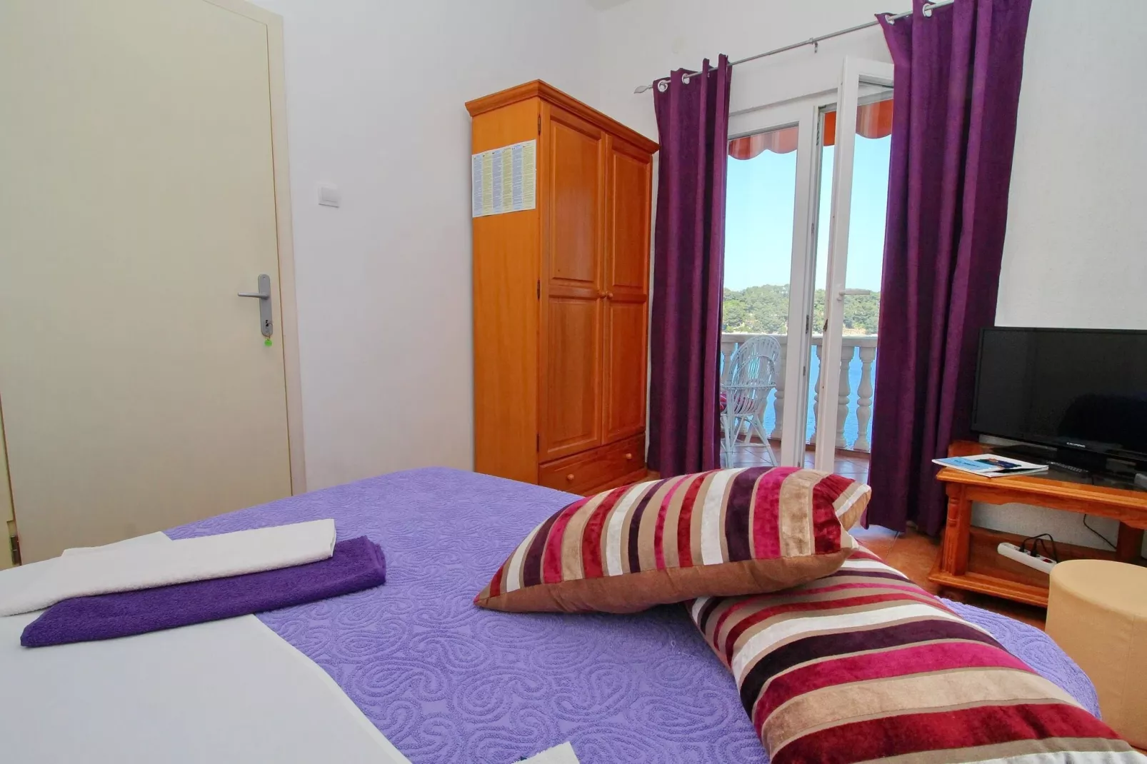 Apartments Filipović - One-Bedroom Apartment with Balcony and Sea View (A1)-Bedroom