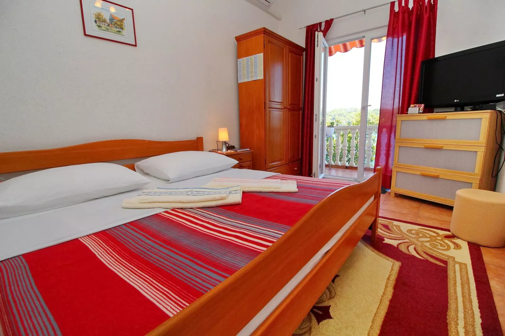 Apartments Filipović - Comfort One-Bedroom Apartment with Balcony and Sea View (A2)-Bedroom