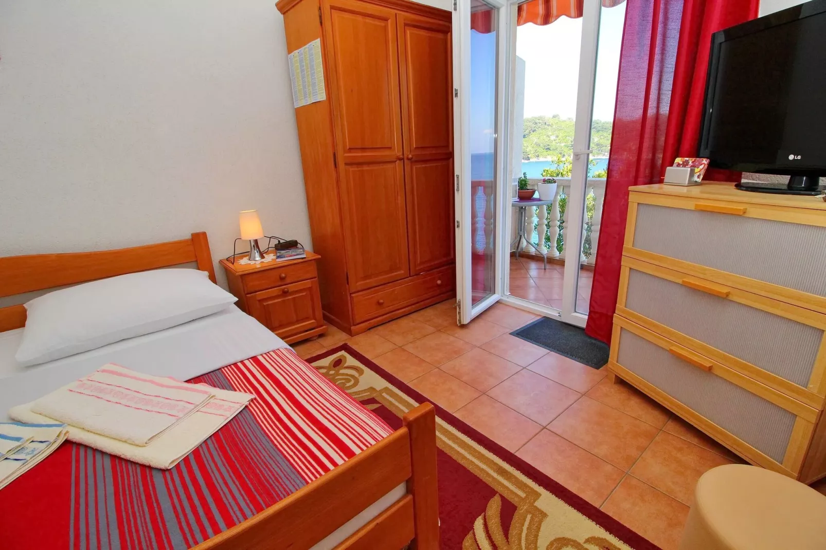 Apartments Filipović - Comfort One-Bedroom Apartment with Balcony and Sea View (A2)-Bedroom