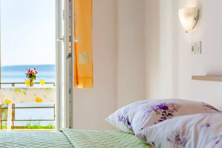 Rooms Sani - Double Room with Terrace and Sea View (S3)-Schlafzimmer