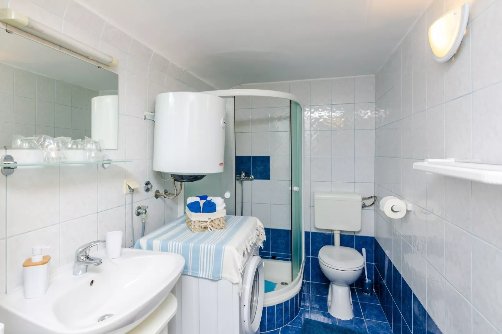 Apartment Simović - One Bedroom Apartment-Bathroom