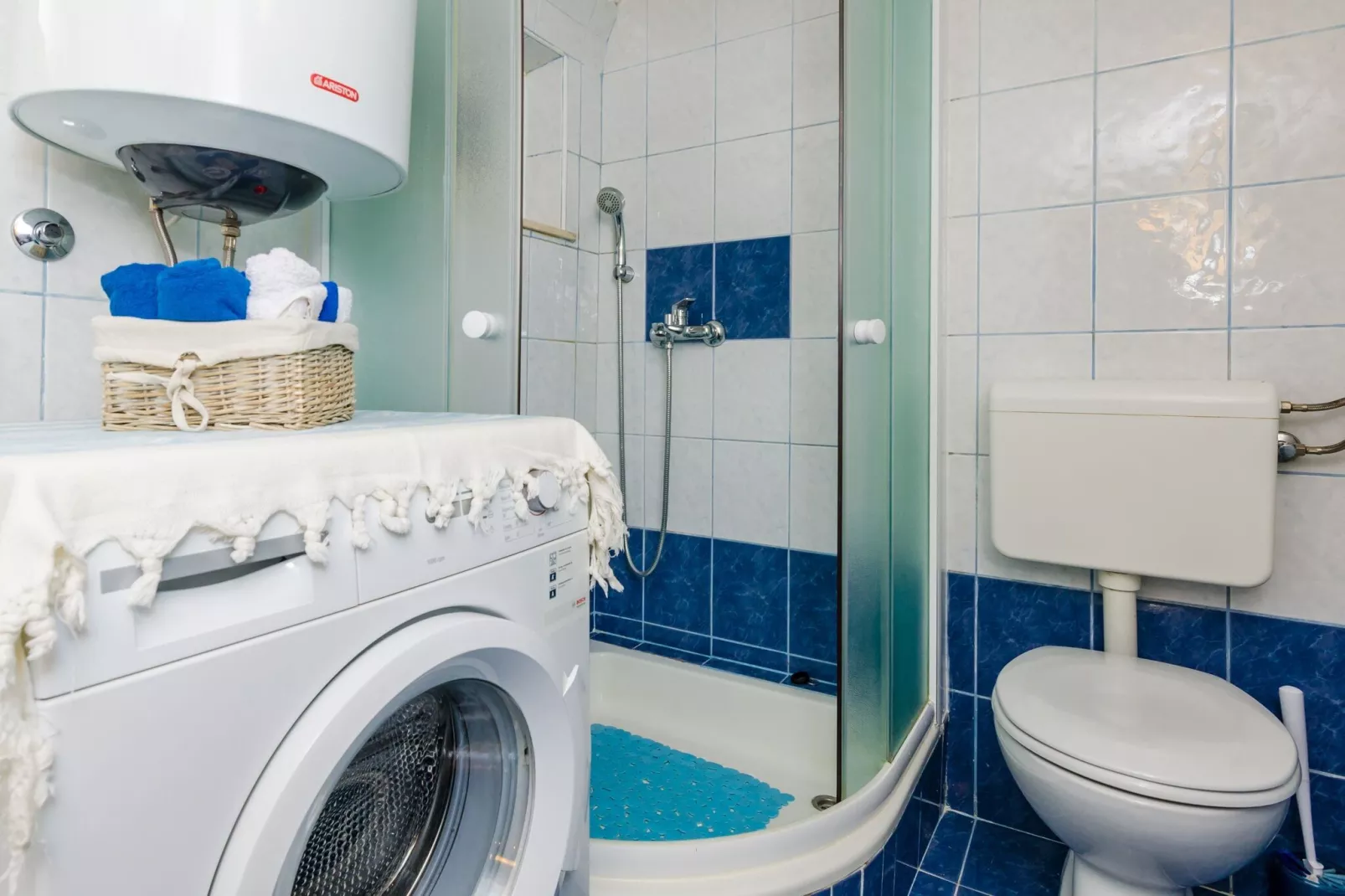 Apartment Simović - One Bedroom Apartment-Bathroom