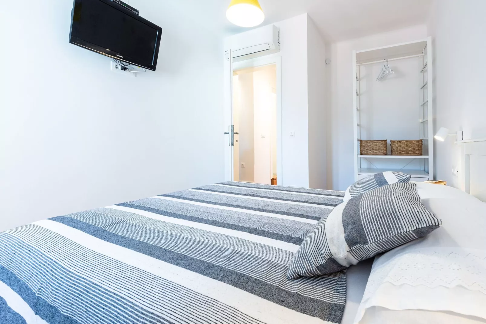 Apartment Simović - Two Bedroom Apartment with City View-Bedroom