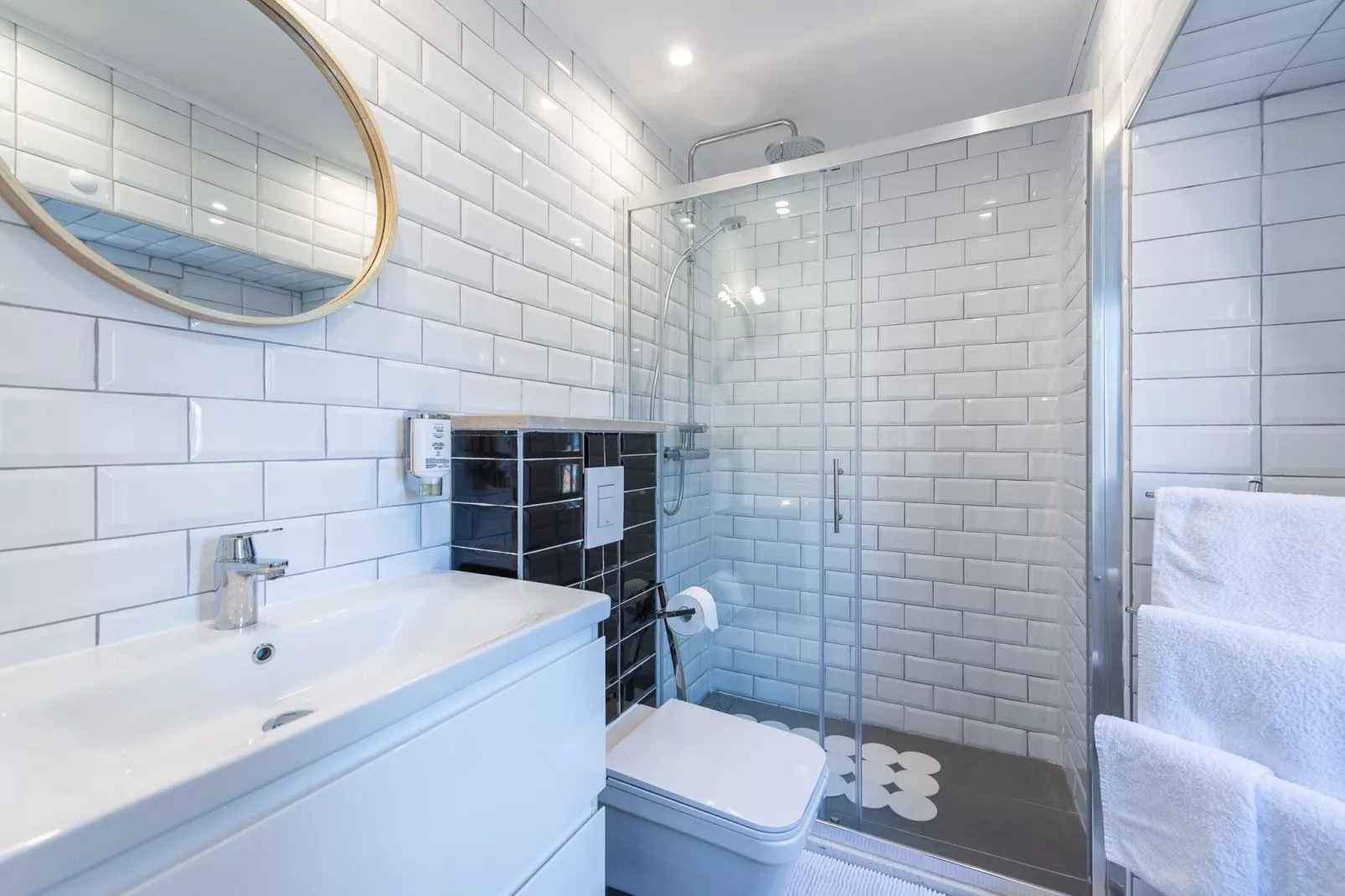 Apartment Simović - Two Bedroom Apartment with City View-Bathroom