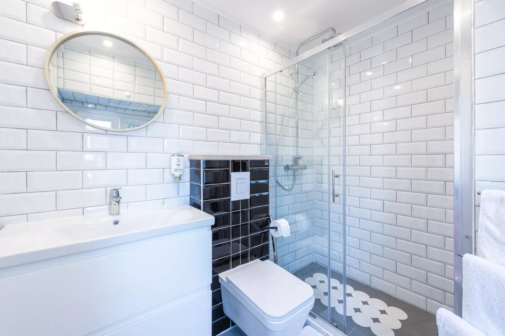 Apartment Simović - Two Bedroom Apartment with City View-Bathroom