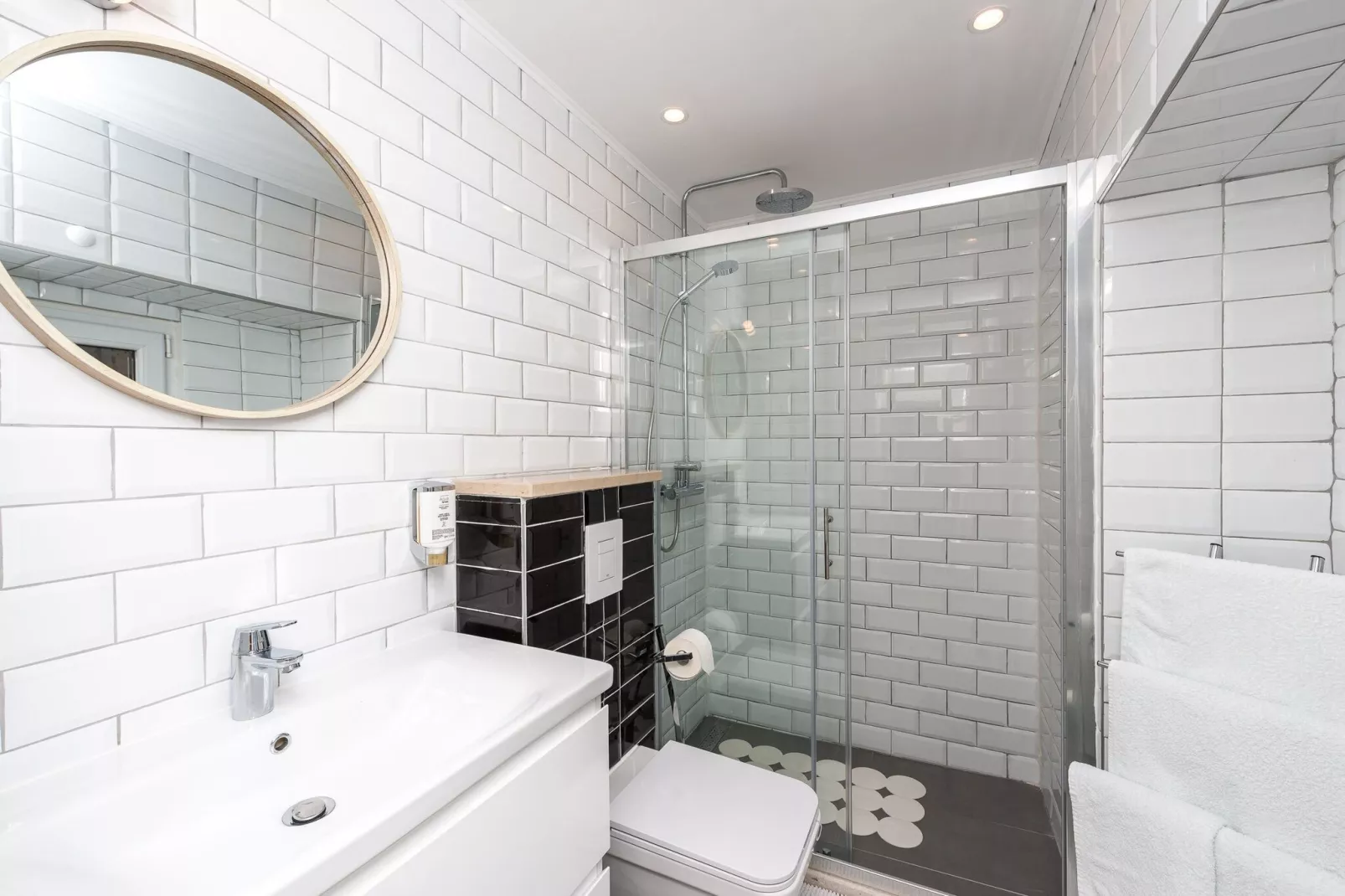 Apartment Simović - Two Bedroom Apartment with City View-Bathroom