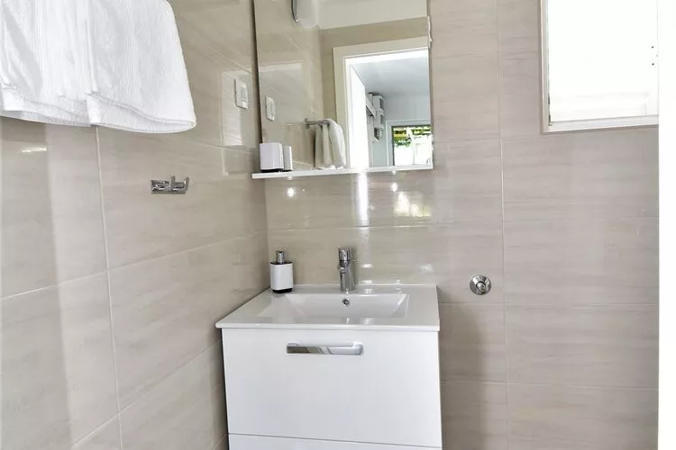Guest House Kanjuo - Studio Apartment with Terrace and Garden View-Bathroom