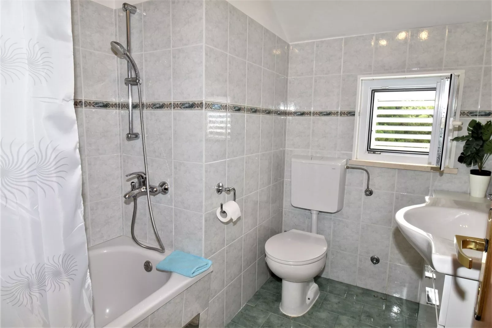 Guest House Kanjuo - Two Bedroom Apartment with Terrace and Garden View-Bathroom