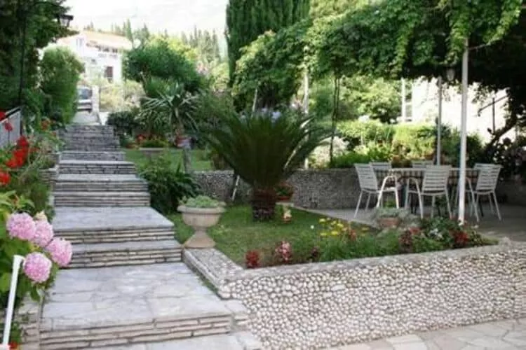Guest House Kanjuo - Two Bedroom Apartment with Terrace and Garden View-Gardens summer