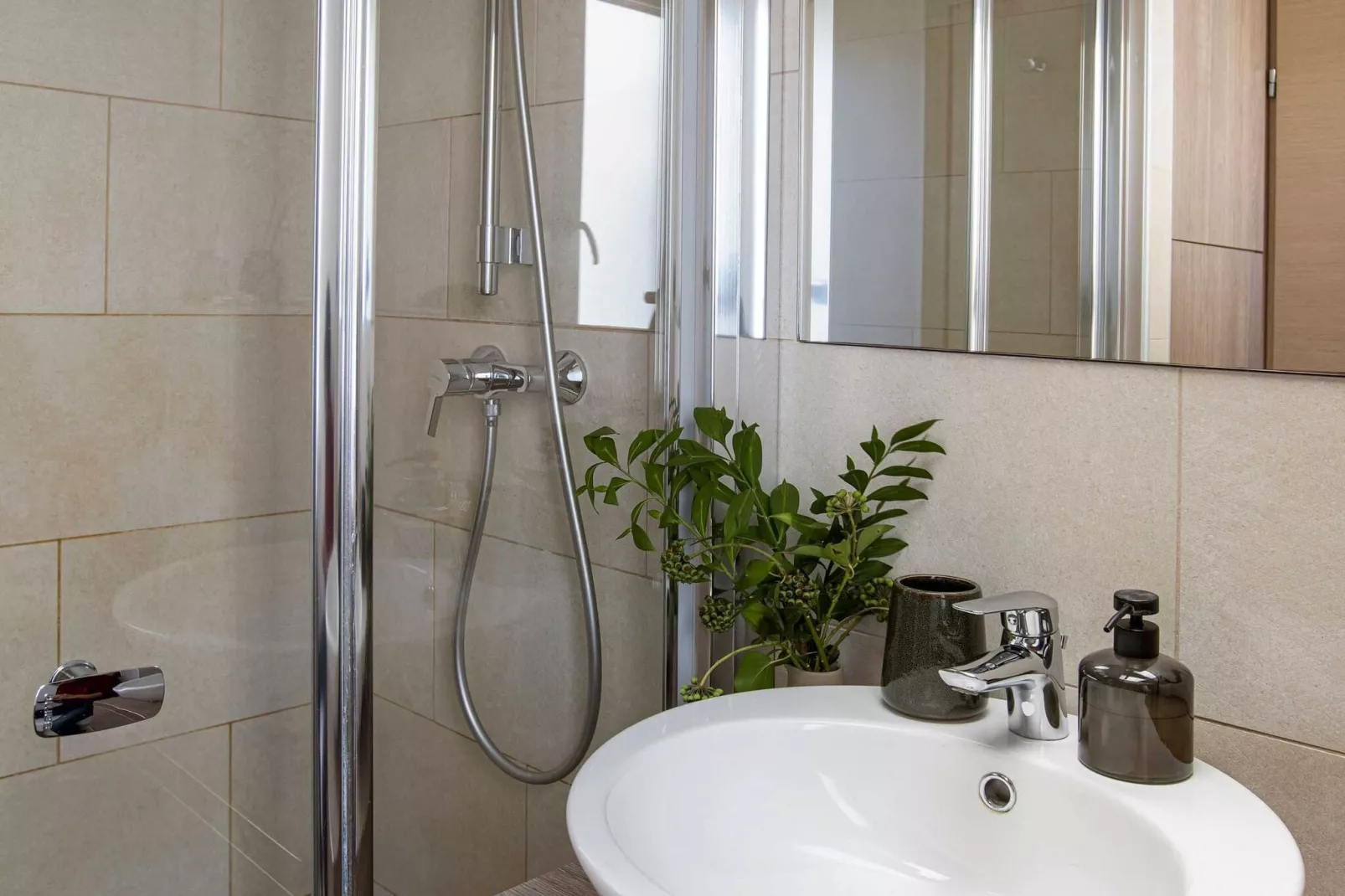 Apartment Pantarul - One Bedroom Apartment with City View-Bathroom