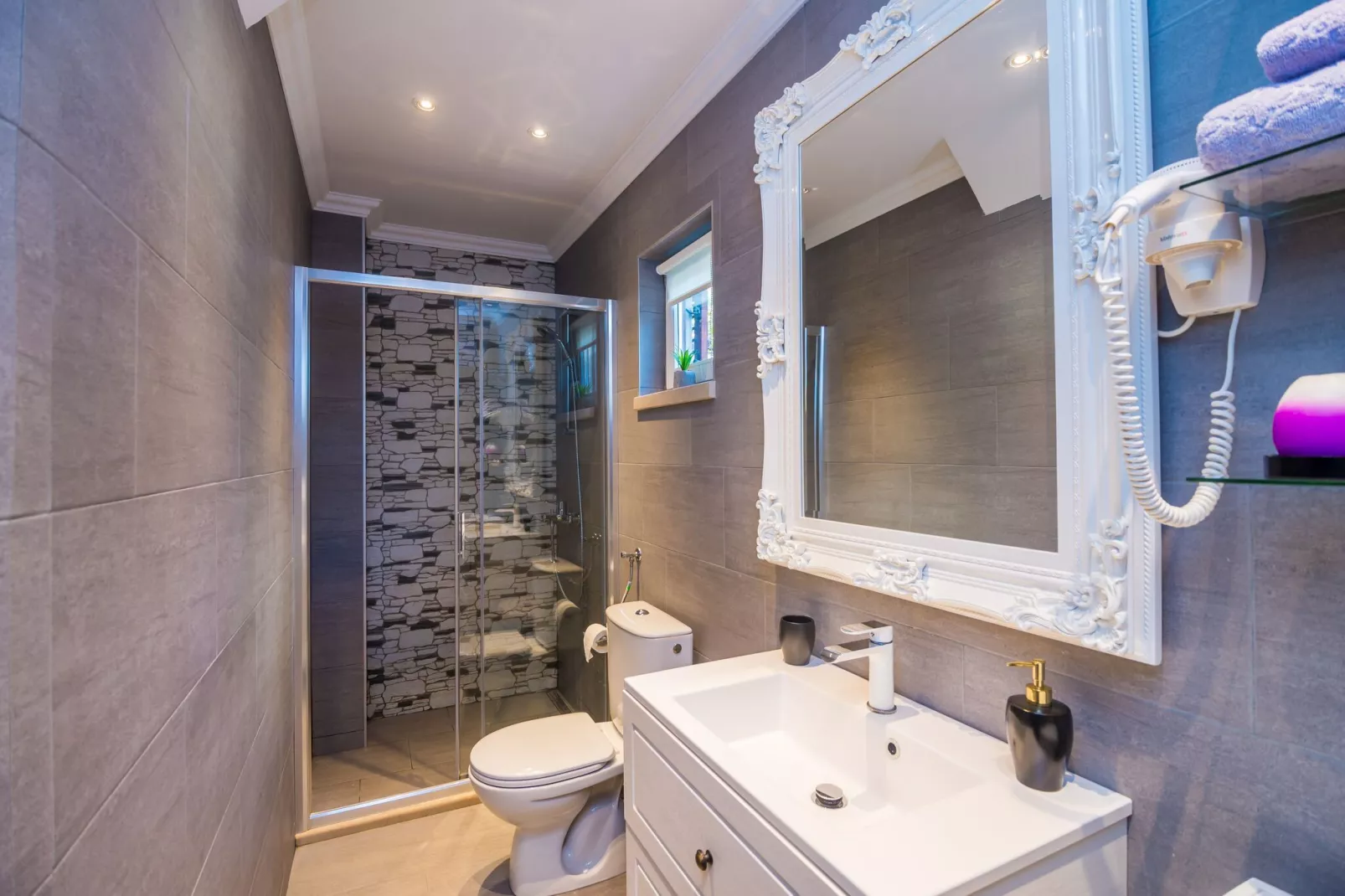 Villa Nives - Three-Bedroom Villa with Terrace and Sea View-Bathroom