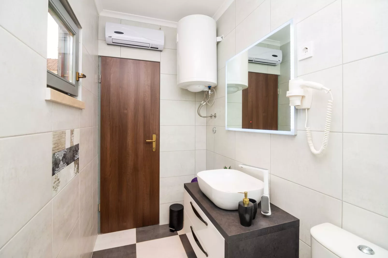 Villa Nives - Three-Bedroom Villa with Terrace and Sea View-Bathroom