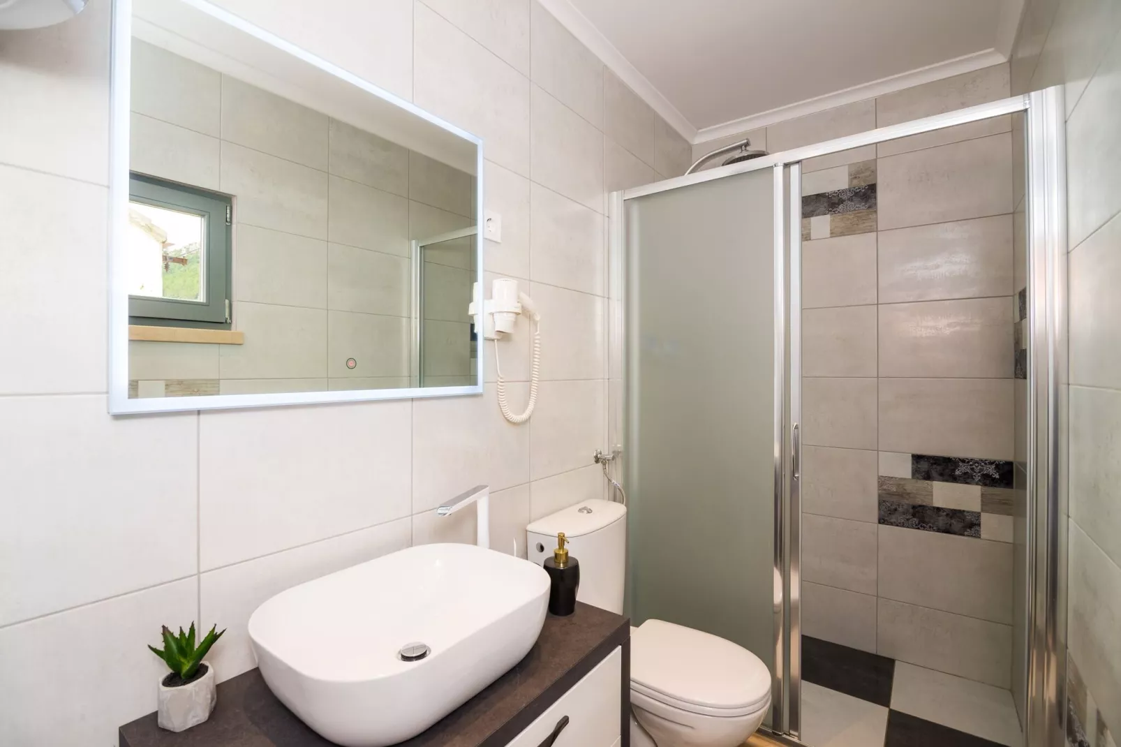 Villa Nives - Three-Bedroom Villa with Terrace and Sea View-Bathroom