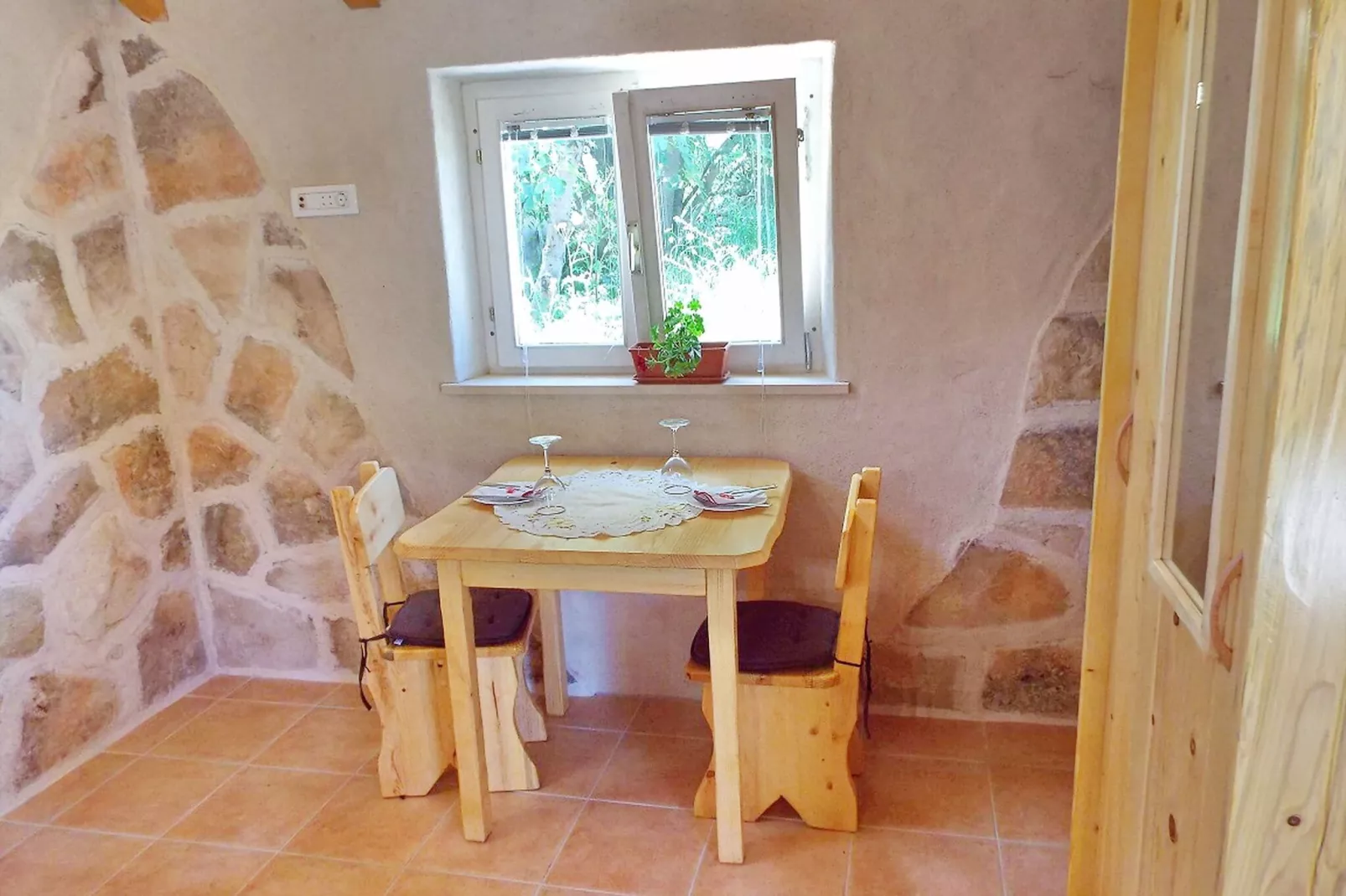 Stone House Harmony -Studio Apartment with Patio and Garden View ( 2 )-Salle à manger