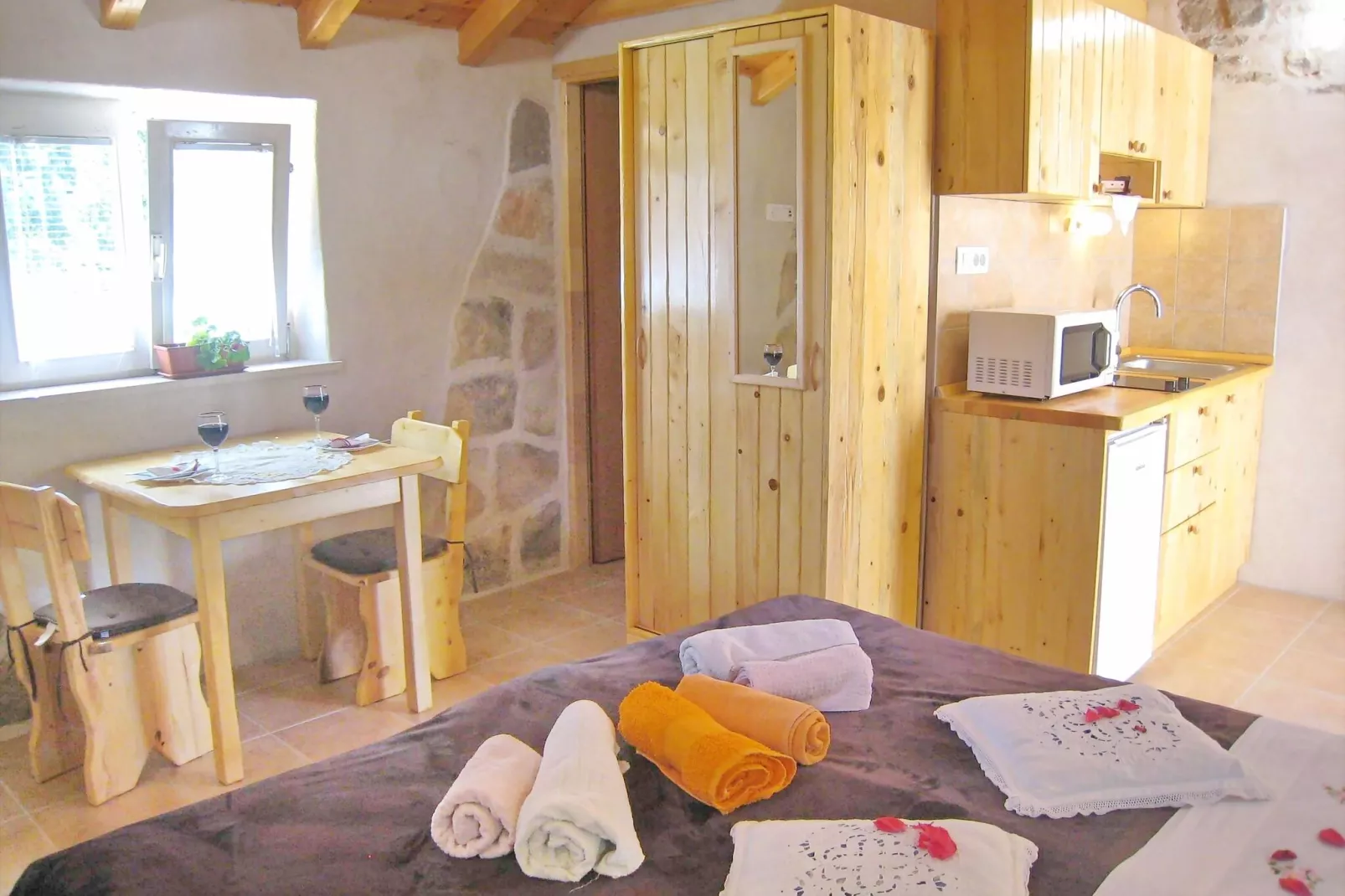 Stone House Harmony -Studio Apartment with Patio and Garden View ( 2 )-Salle à manger