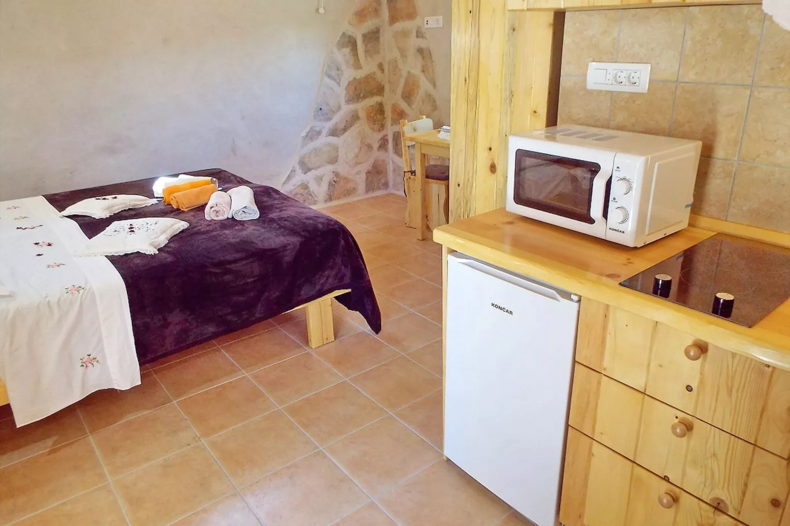 Stone House Harmony -Studio Apartment with Patio and Garden View ( 2 )-Chambre