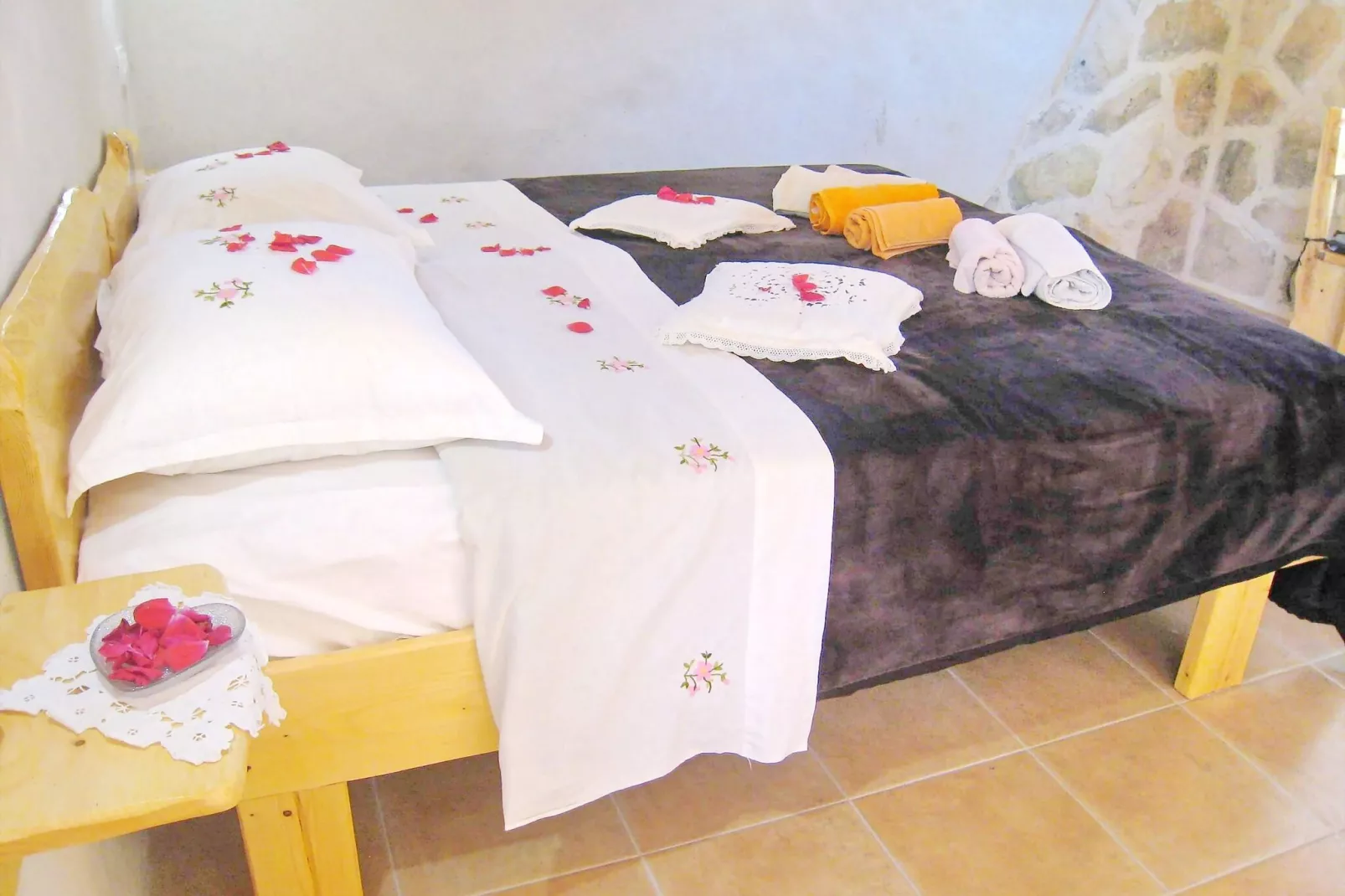 Stone House Harmony -Studio Apartment with Patio and Garden View ( 2 )-Chambre