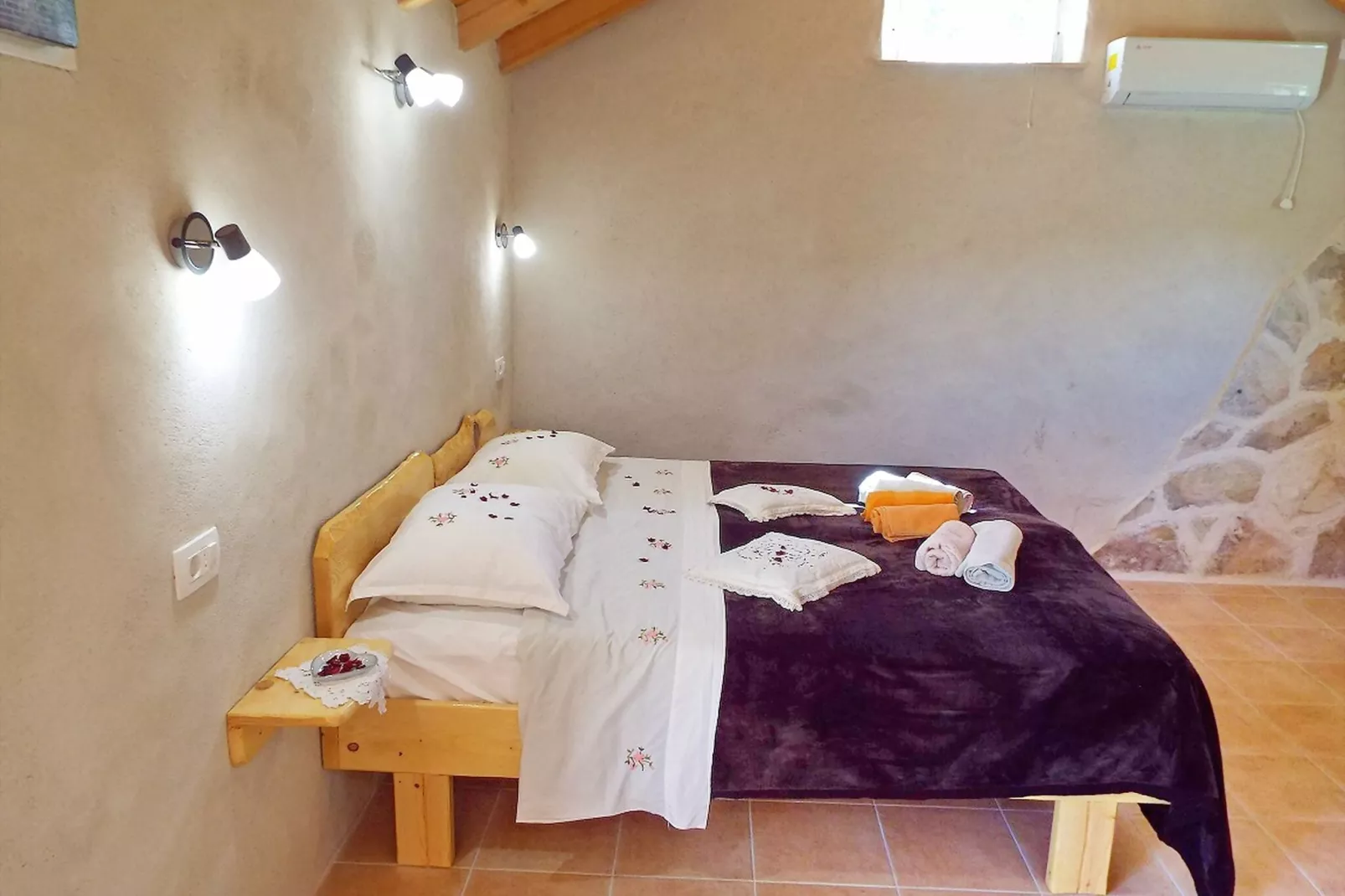 Stone House Harmony -Studio Apartment with Patio and Garden View ( 2 )-Chambre