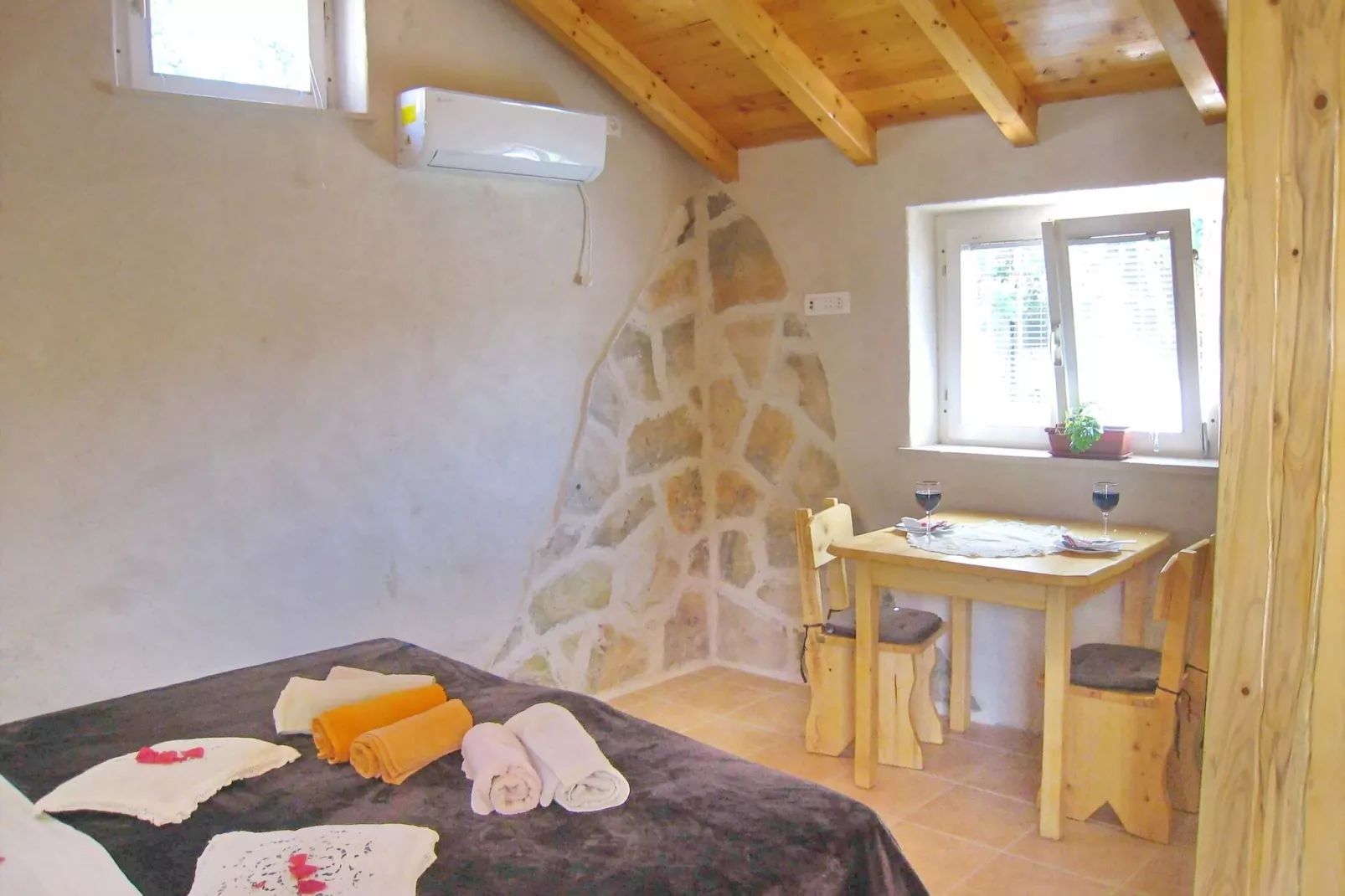 Stone House Harmony -Studio Apartment with Patio and Garden View ( 2 )-Chambre
