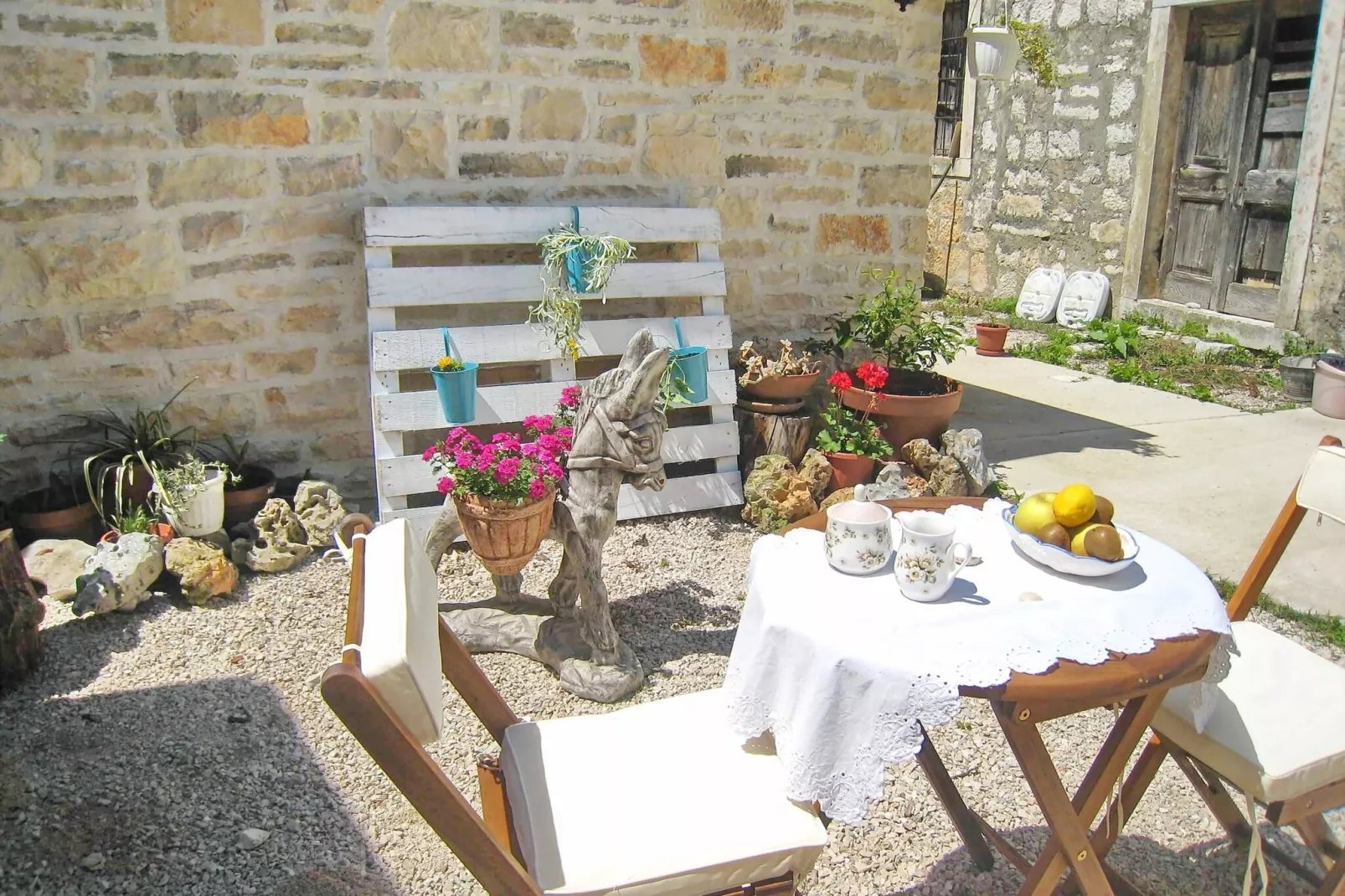 Stone House Harmony -Studio Apartment with Patio and Garden View ( 2 )-Terrasse