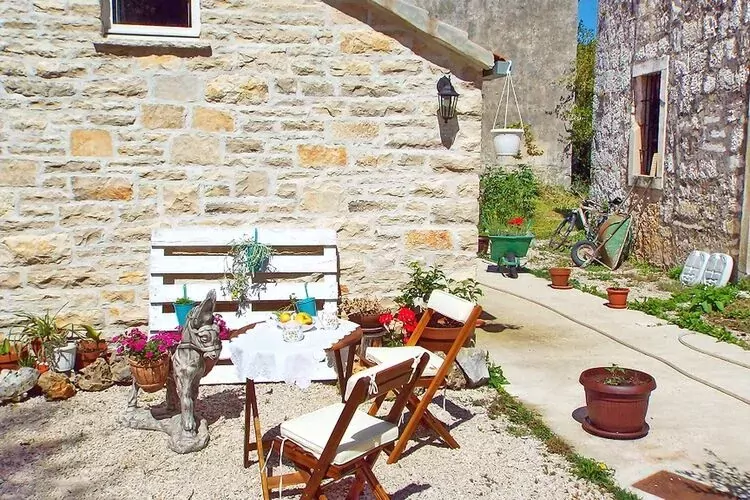 Stone House Harmony -Studio Apartment with Patio and Garden View ( 2 )-Terrasse