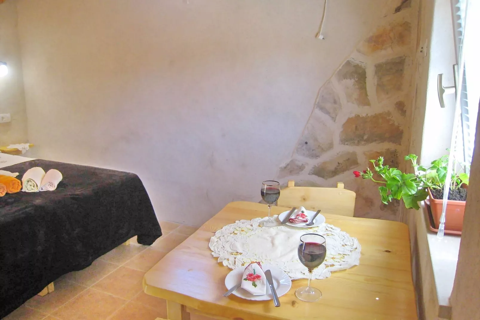 Stone House Harmony -Studio Apartment with Patio and Garden View ( 2 )-Salle à manger