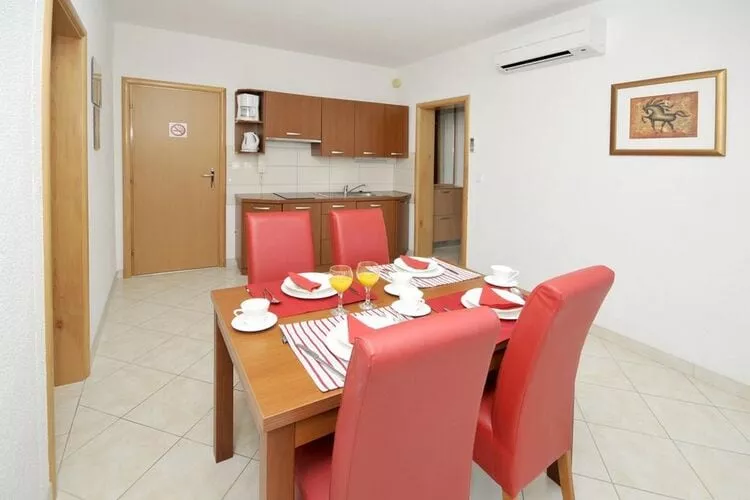Apartments Villa Moonlight - One Bedroom Apartment with Sea View Balcony (Junior)-Dining room