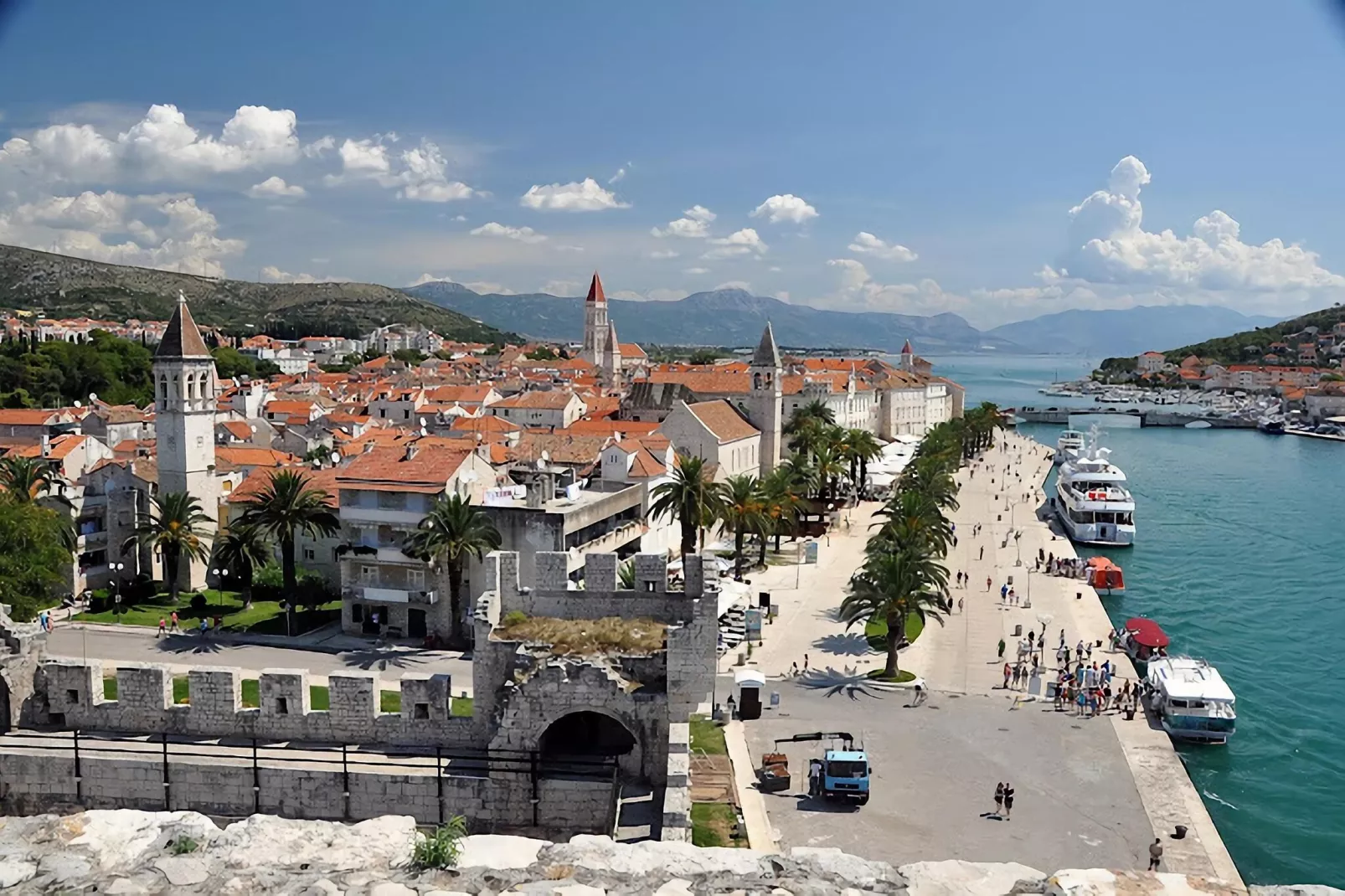 Apartments Villa Kameja - One Bedroom Apartment with Balcony and Sea View (Plavi)-Gebiete Sommer 5 km