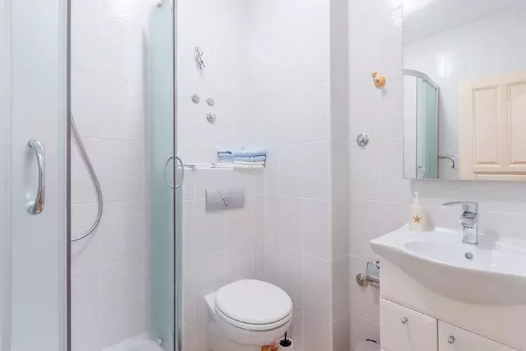 Apartments Villa Kameja - One Bedroom Apartment with Balcony and Nature Reserve View (Zeleni)-Salle de bain