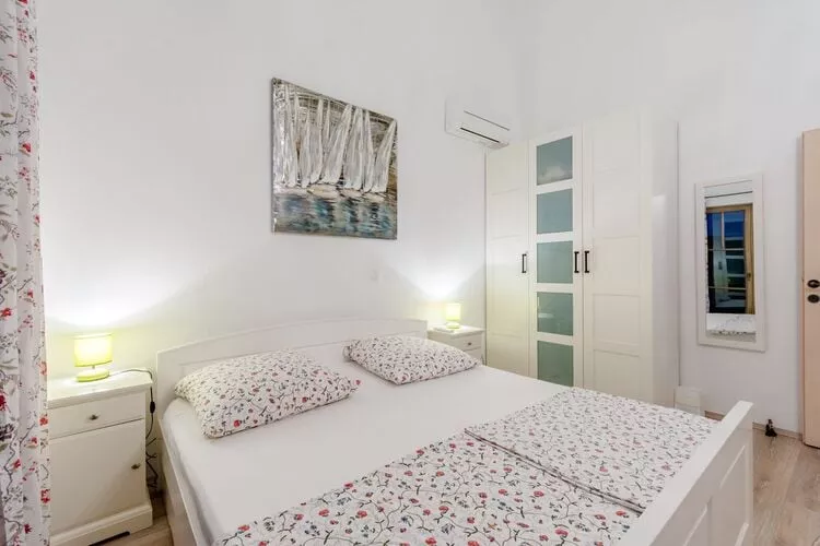 Apartments Villa Kameja - Two Bedroom Apartment with Terrace and Sea View (Crni)-Schlafzimmer