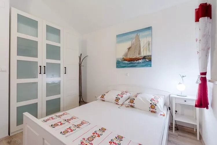 Apartments Villa Kameja - Two Bedroom Apartment with Terrace and Sea View (Crni)-Schlafzimmer