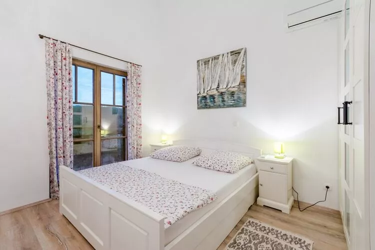 Apartments Villa Kameja - Two Bedroom Apartment with Terrace and Sea View (Crni)-Schlafzimmer