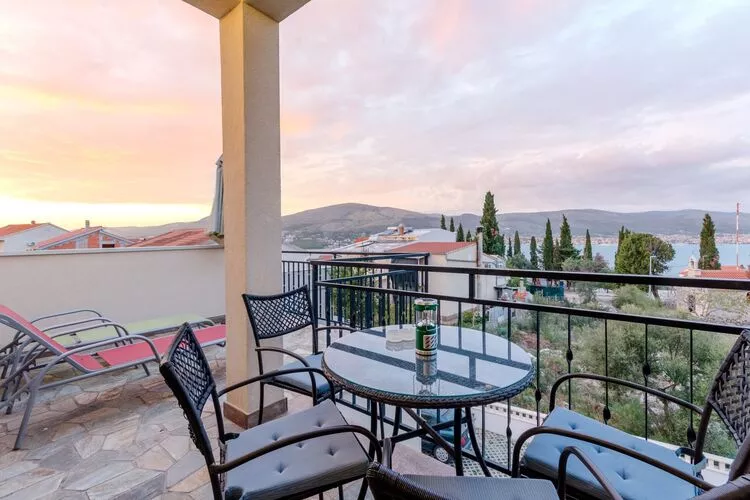 Apartments Villa Kameja - Two Bedroom Apartment with Terrace and Sea View (Crni)-Terrasse