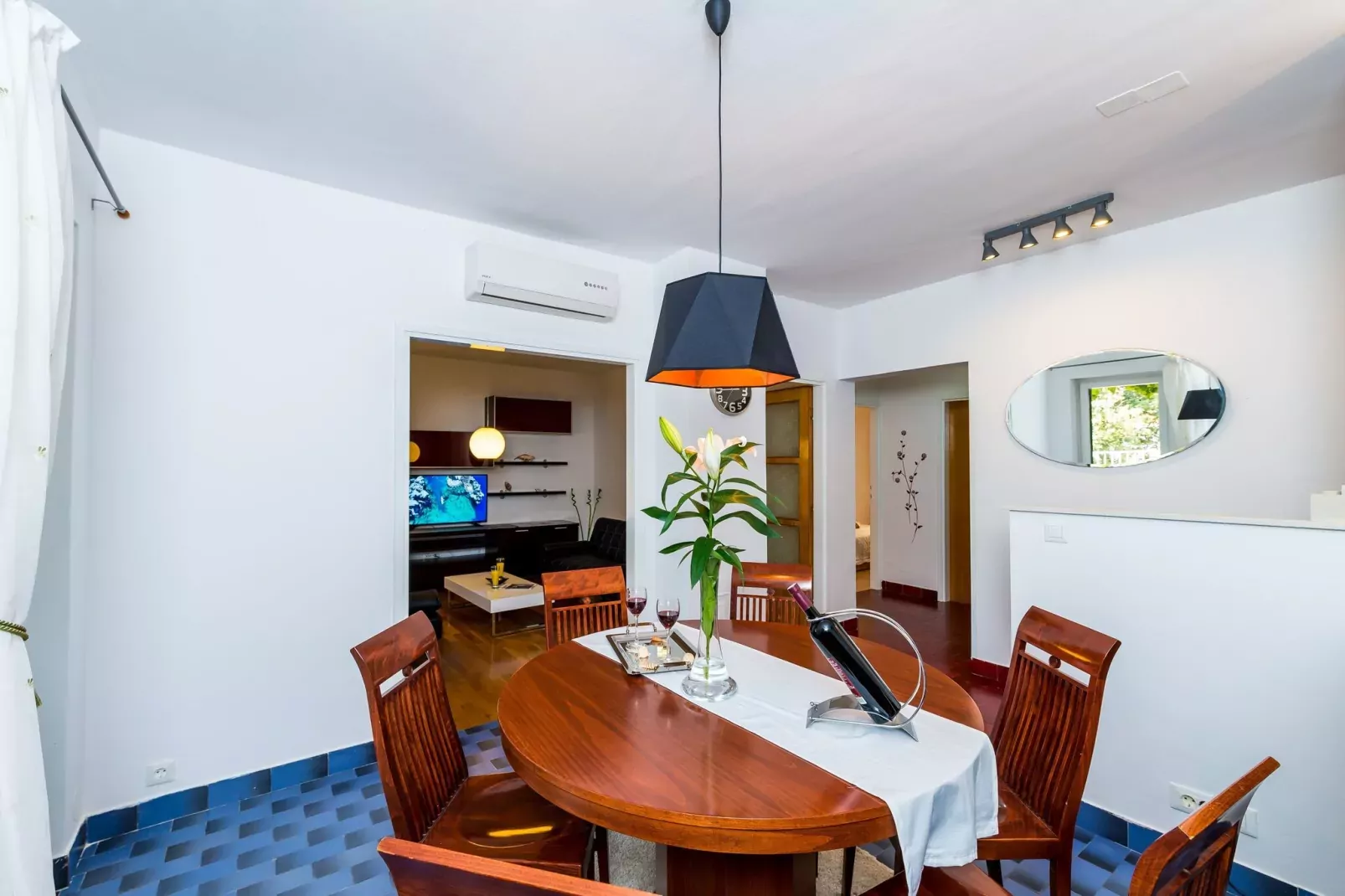 Apartment Valonija - Two Bedroom Apartment with Terrace and Garden View-Dining room