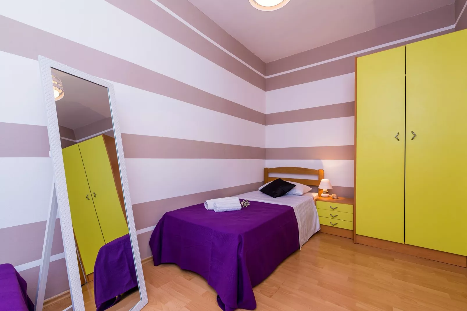 Apartment Valonija - Two Bedroom Apartment with Terrace and Garden View-Bedroom