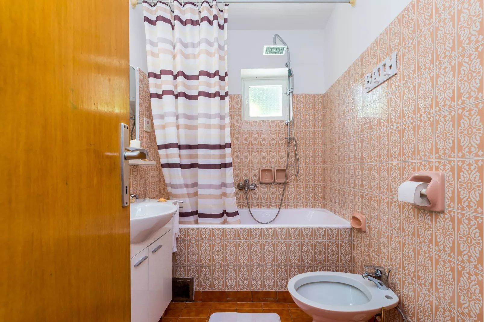 Apartment Valonija - Two Bedroom Apartment with Terrace and Garden View-Bathroom