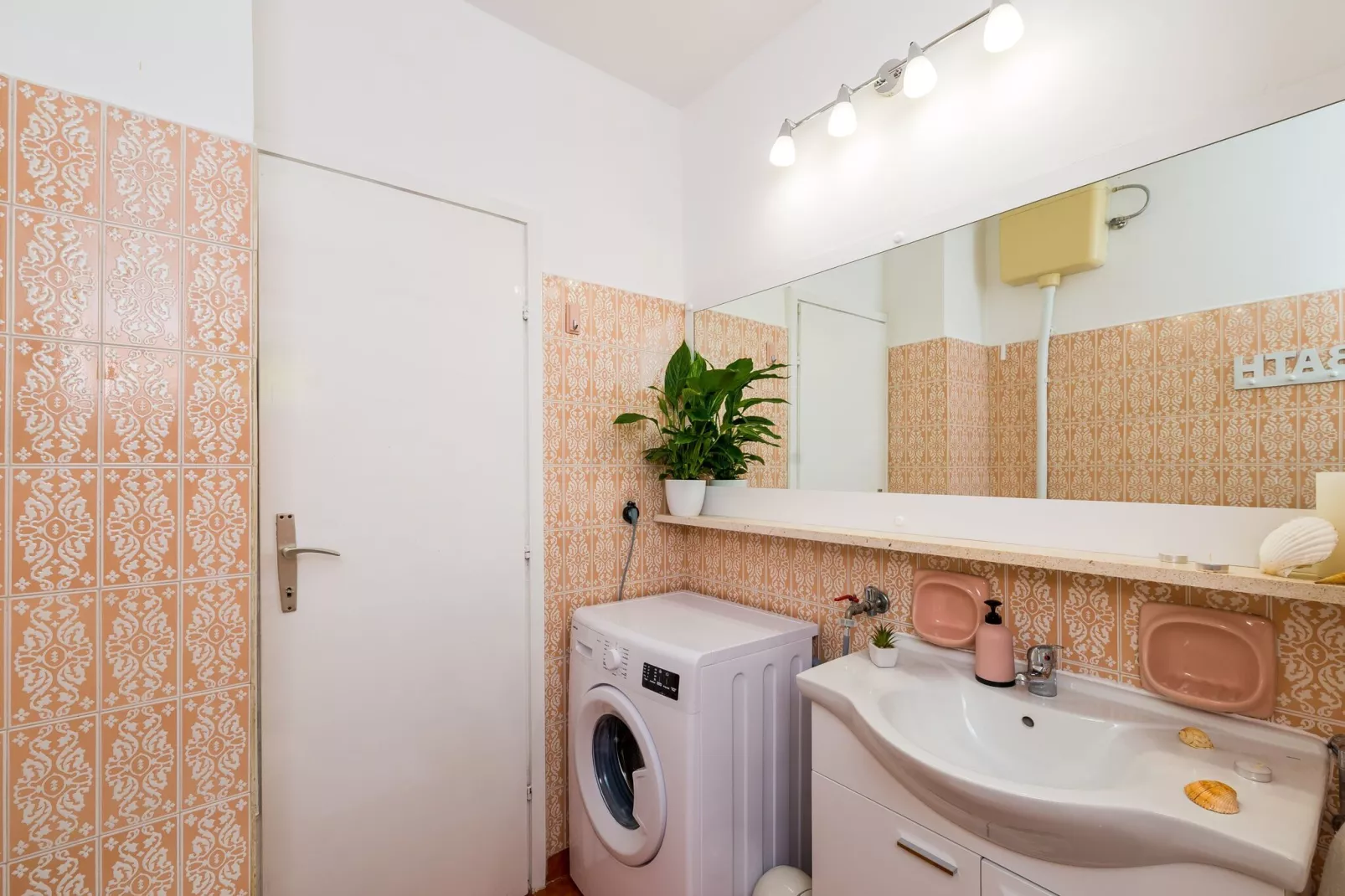 Apartment Valonija - Two Bedroom Apartment with Terrace and Garden View-Bathroom
