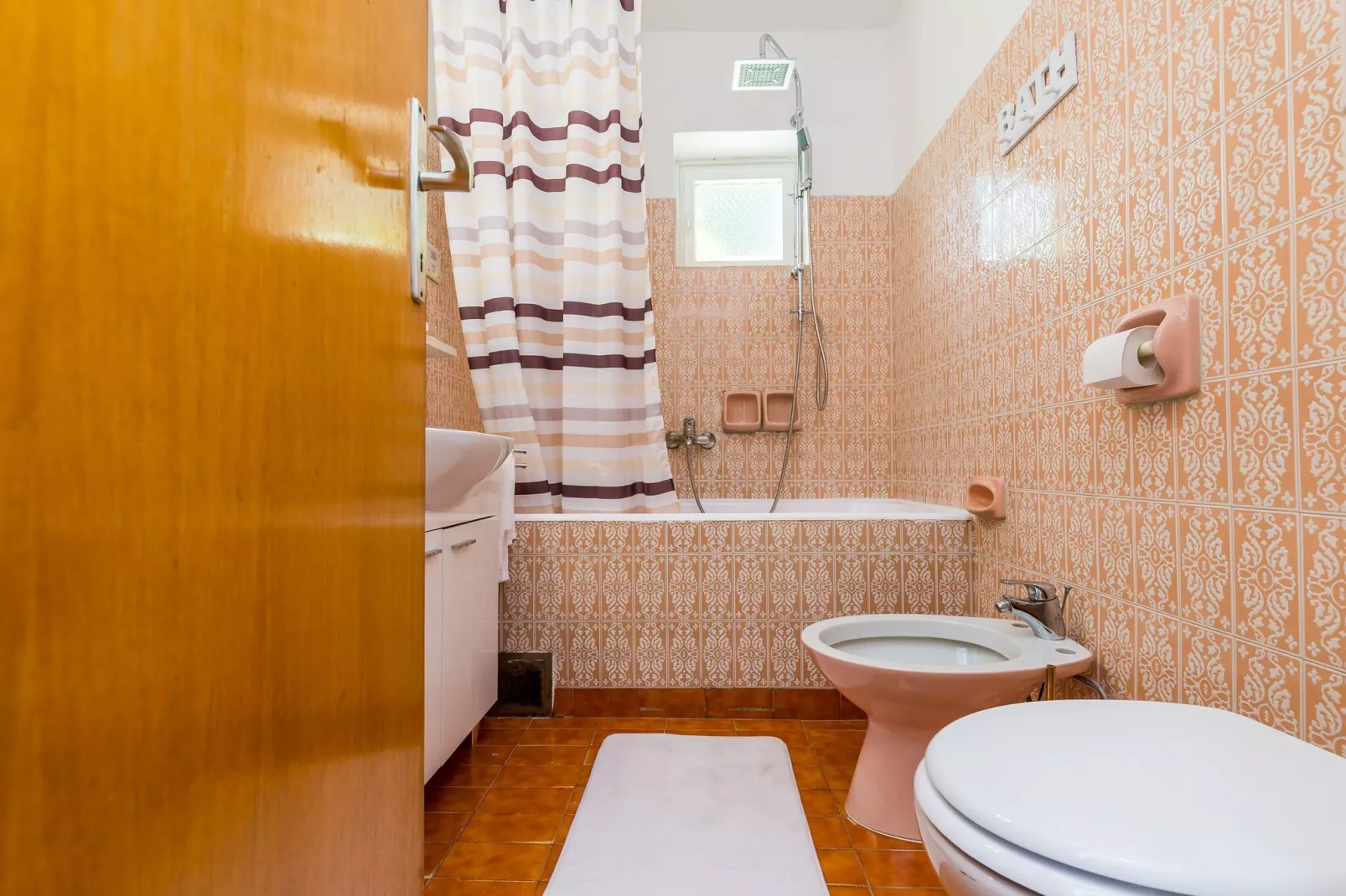 Apartment Valonija - Two Bedroom Apartment with Terrace and Garden View-Bathroom
