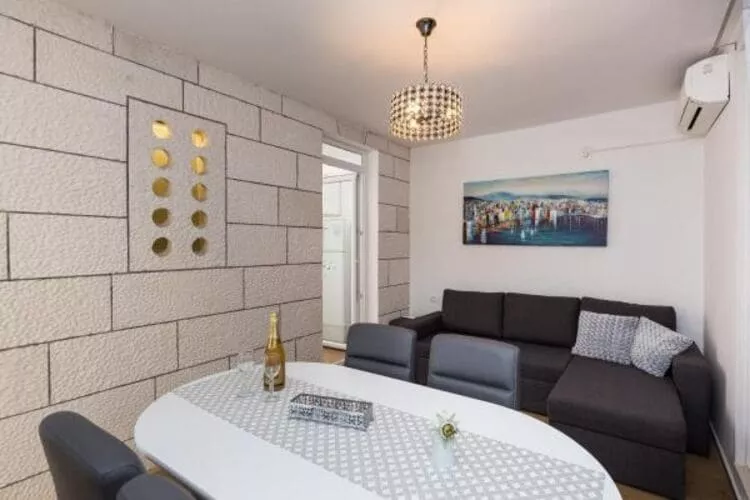 Apartment Hitri - One Bedroom Apartment with Terrace and Garden View-Dining room