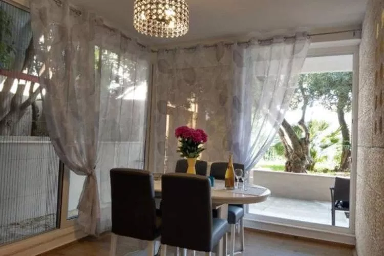Apartment Hitri - One Bedroom Apartment with Terrace and Garden View-Dining room