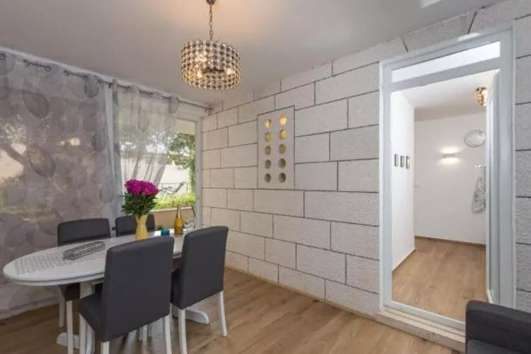 Apartment Hitri - One Bedroom Apartment with Terrace and Garden View-Dining room