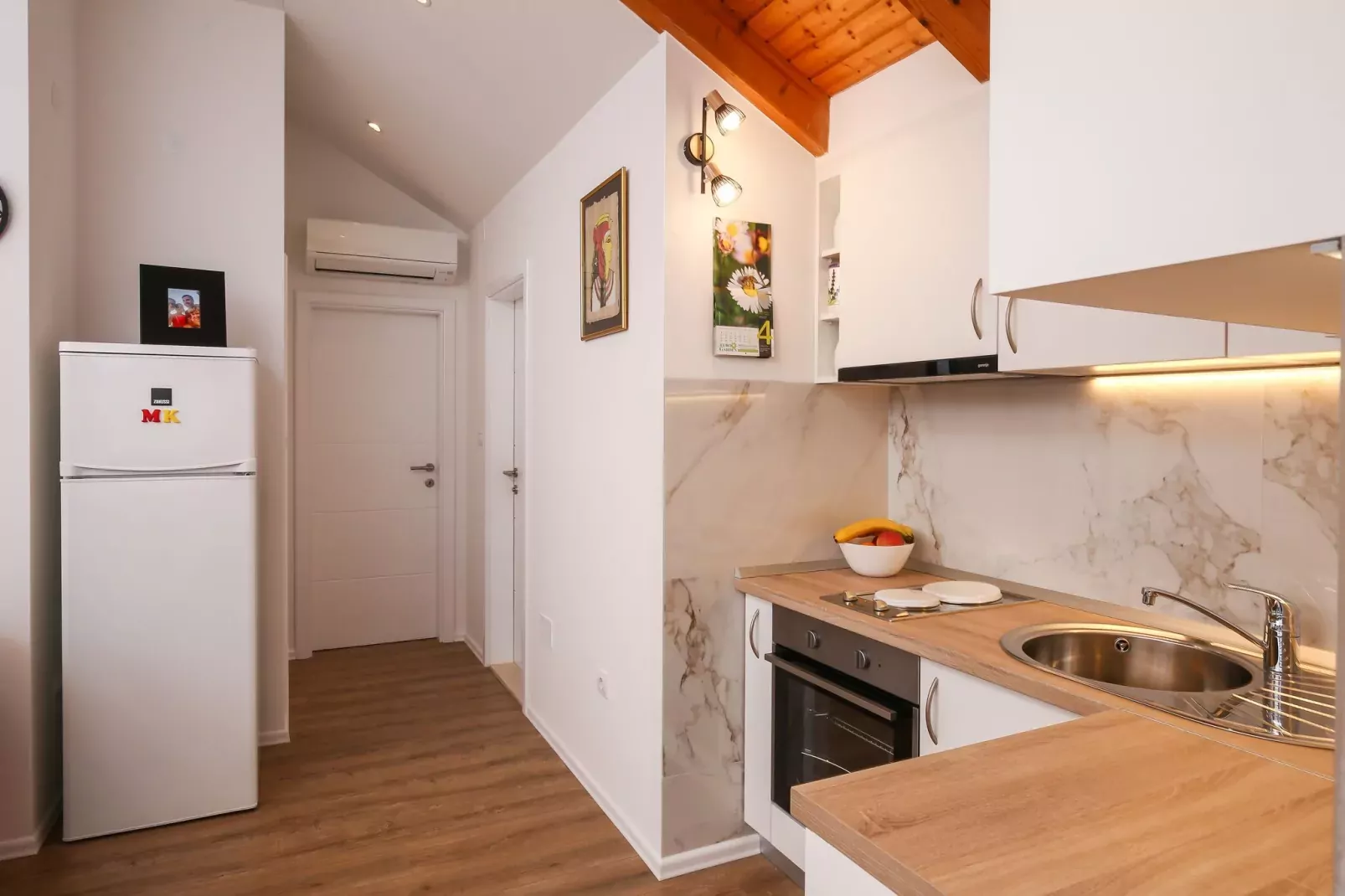 Apartment M&K - Two Bedroom Apartment with Balcony and Sea View-Kitchen